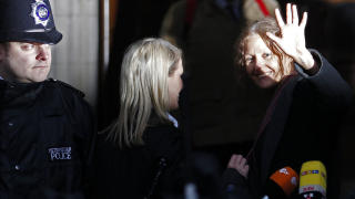 MAMMA: Christine Assange kom i dag til rettslokalet i London for � gi sin s�nn en klem. Foto:  REUTERS