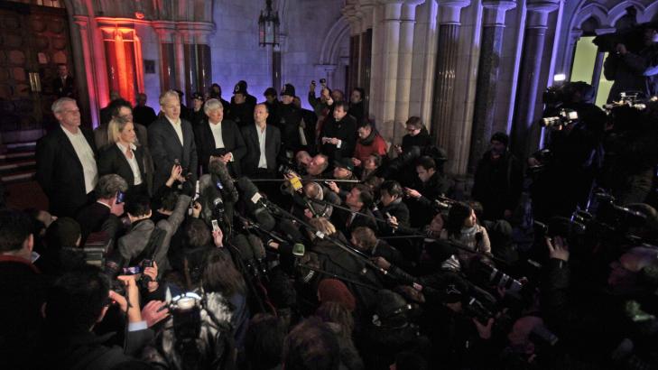 MASSIVT OPPM�TE: Her m�ter Julian Assange pressefolk fra hele verden utenfor rettslokalet. Han bytter n� ut en viktoriansk fengselscelle med husarrest p� et gods tre timer utenfor London. Foto: AP Photo