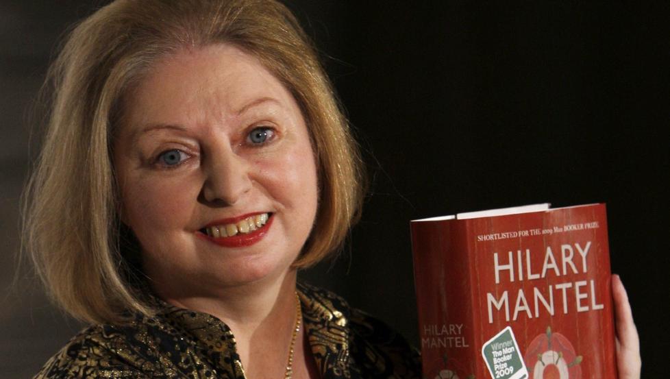 TJUKK BOK: Hilary Mantels siste bok er sv�rt god, mener Dagblad-anmelder Cathrine Kr�ger. Men den er ogs� et eksempel p� en tendens for bok�ret 2010; at b�kene blir tjukkere og tjukkere.  Foto: SCANPIX /REUTERS/Luke MacGregor