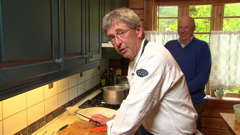 OPP ELLER NED?: Da Arne Brimi begynte � tulle med hvilken side fisken skulle legges ned i panna, klarte ikke kong Harald � dy seg fra � komme med en spydig kommentar. Foto: TV2