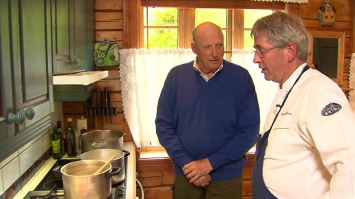 VILLE HA SJALOTTL�K: Kong Harald m�tte komme med en personlig foresp�rsel for � f� sjalottl�k p� menyen. Foto: TV2