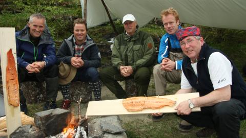 KONGETUR: Med kong Harald med p� tur fikk Arne Brimi endelig samla gjengen igjen. Pressefoto.