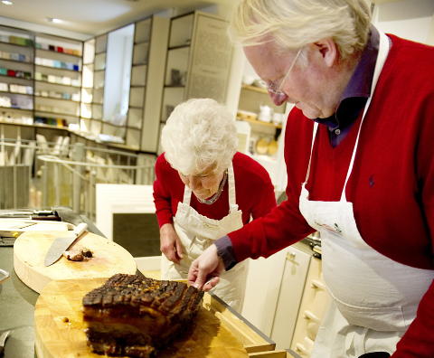 PERFEKT RIBBE: Slik skal ribba være: saftig kjøtt og sprø svor. Ingrid Espelid Hovig og Eyvind Hellstrøm er fornøyde med resultatet.
Foto: Øistein Norum Monsen PERFEKT RIBBE: Slik skal ribba være: saftig kjøtt og sprø svor. Ingrid Espelid Hovig og Eyvind Hellstrøm er fornøyde med resultatet.
Foto: Øistein Norum Monsen