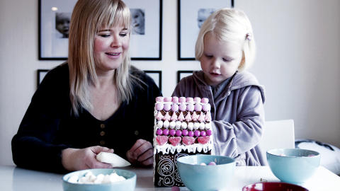 Pyntehjelp: Alma på 3,5 hjelper mamma og pynte pepperkakehus som skal bli årets julegave. Pyntehjelp: Alma på 3,5 hjelper mamma og pynte pepperkakehus som skal bli årets julegave.