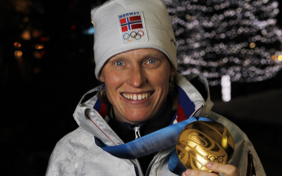GULL RUNDT HALSEN: Tora Berger tok Norges 100. gullmedalje i OL-historien da hun gikk til topps p� normaldistansen i Whistler. Foto: Cornelius Poppe / Scanpix