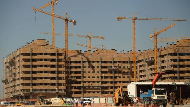 1.5 MILLIONER USOLGTE BOLIGER: Reuters skriver at man forventet at prisen p� spanske hus vil falle 25 prosent i forhold til 2007, dobbelt av det prisfallet Spania allerede har opplevd. If�lge konsulentselskapet, RR Acuna, har Spania i dag 1,5 millioner usolgte boliger - noe som utgj�r 6 prosent. Her ser man tomme hus i Sese�a . Foto: SCANPIX