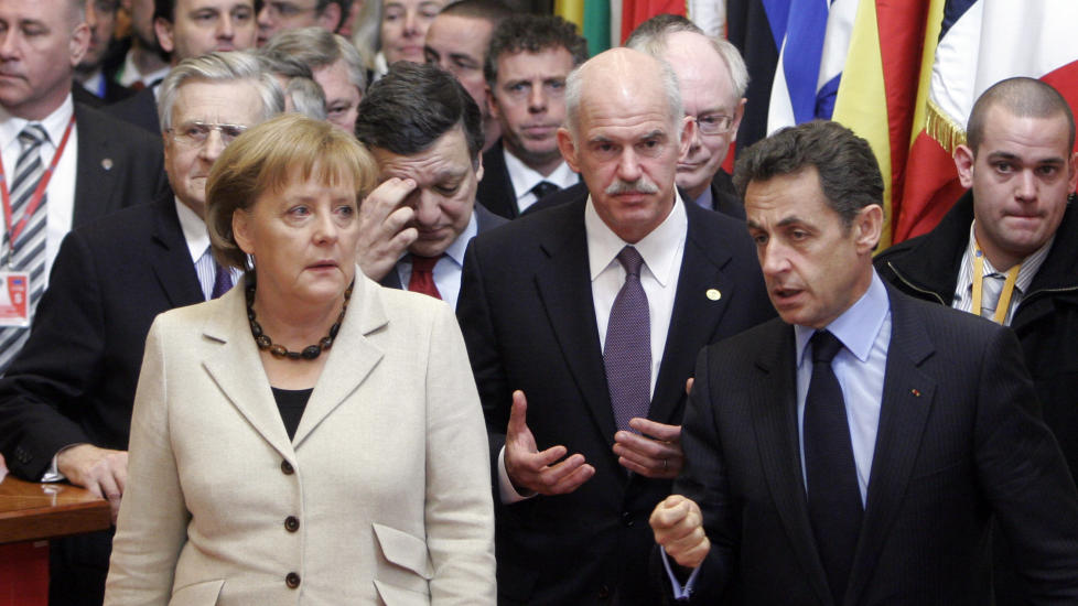 VANSKELIGE TIDER: EU-lederne ble enige om retningslinjene for en permanent �konomisk redningspakke f�r helgen. Var det nok til � hindre at eurosamarbeidet bryter sammen? Her er Angela Merkel i samtale med Nicolas Sarkozy, bak dem g�r den greske statsministeren Papandreou, og bak ham igjen: EU-kommisjonens president Jos� Manuel Barroso og Herman van Rumpoy. Foto: AP
