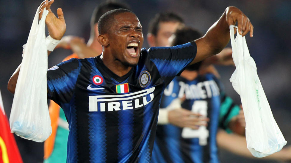 JUBLET MED HANDLEPOSER: Samuel Eto'o feiret sin scoring med � l�fte b�reposer. Foto: AFP PHOTO/KARIM SAHIB