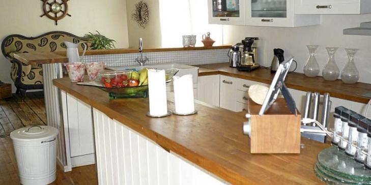 MODERNE: P� hoveddekket innholder en �pen moderne kj�kkenl�sning mot stua FOTO: Privat