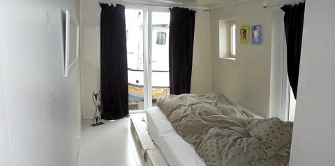 LYSINNSLIPP: B�de p� soverommene og i stua er det store vinduer fra tak til gulv som kan �pnes.  FOTO: Privat