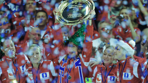 FJERDE ÅR PÅ RAD: Og EM-tallerkenen blir med til Norge.Foto: SCANPIX/AFP/ATTILA KISBENEDEK FJERDE ÅR PÅ RAD: Og EM-tallerkenen blir med til Norge.Foto: SCANPIX/AFP/ATTILA KISBENEDEK