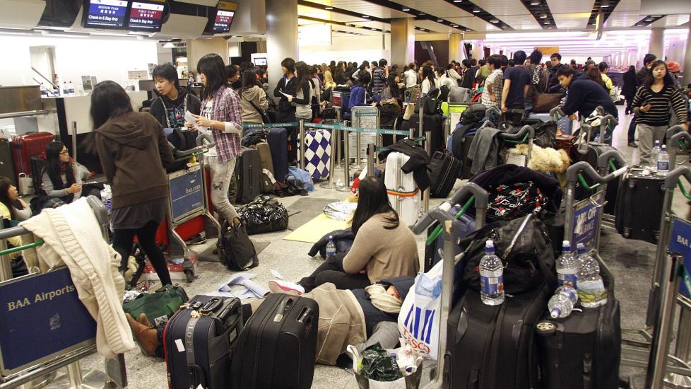 KAOS: P� Heathrow flyplass i London var det relativt kaotisk natt til i dag. - Folk ligger over alt. De skriker til hverandre og hotellene er fylle. Det er et mareritt, sier passasjer. FOTO: AP/Akira Suemori