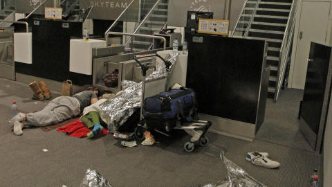 NATT P� FLYPLASSEN: Passasjerer m�tte overnatte p� gulvet p� Heathrow flyplass og flere andre flyplasser i Europa natt til i dag. FOTO: REUTERS/Luke MacGregor