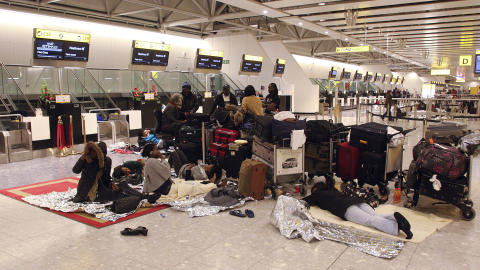 STORE FORSINKELSER: En rekke flyplasser i Europa har store forsinkelser i g�r og i dag. Tusenvis av passasjerer m�tte overnatte p� Heathrow flyplass i London. FOTO: AP/Akira Suemori