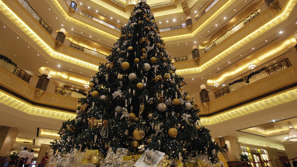  DU GR�NNE, GLITRENDE:  P� lukushotellet Emirate Palace i Abu Dhabi var bare gull og diamanter godt nok da treet skulle pyntes.  Foto: AP Photo/Hussein Malla