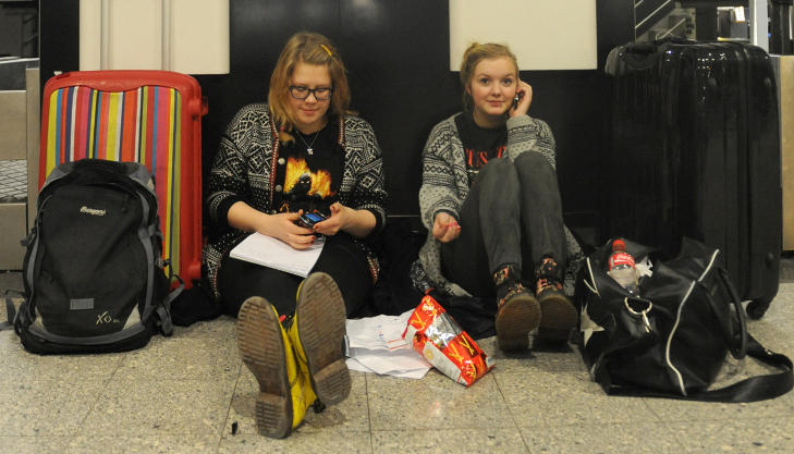 NORDMENN VENTER: Veera Mo og venninnen Frida Kvande Hansen, begge fra Trondheim, ventet hele dagen i g�r p� Heathrow flyplass. De h�per p� � komme seg hjem til jul. FOTO: Keith Hammett/Dagbladet