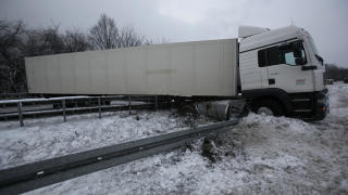 UV�R: En lastebil sperrer veien A3-A4 utenfor K�ln i Tyskland. Veiene er glatte og isete etter nattens sn�fall. Foto: SCANPIX/REUTERS.