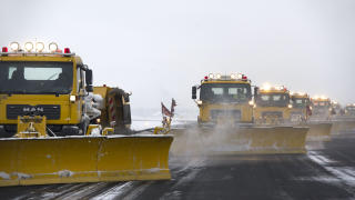BR�YTER: Rullebanen p� Schiphol International Airport i Amsterdam gj�res klar slik at flyene kan lette og lande. MAnge flyplasser er n� stengt p� grunn av sn�massene. Foto:SCANPIX/AFP.