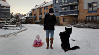 Feil: Pernille Berg syns det er utrolig at noen kan slippe unna med drap p� h�ylas dag, midt i et boligsameie. Foto: J�rn H. Moen.