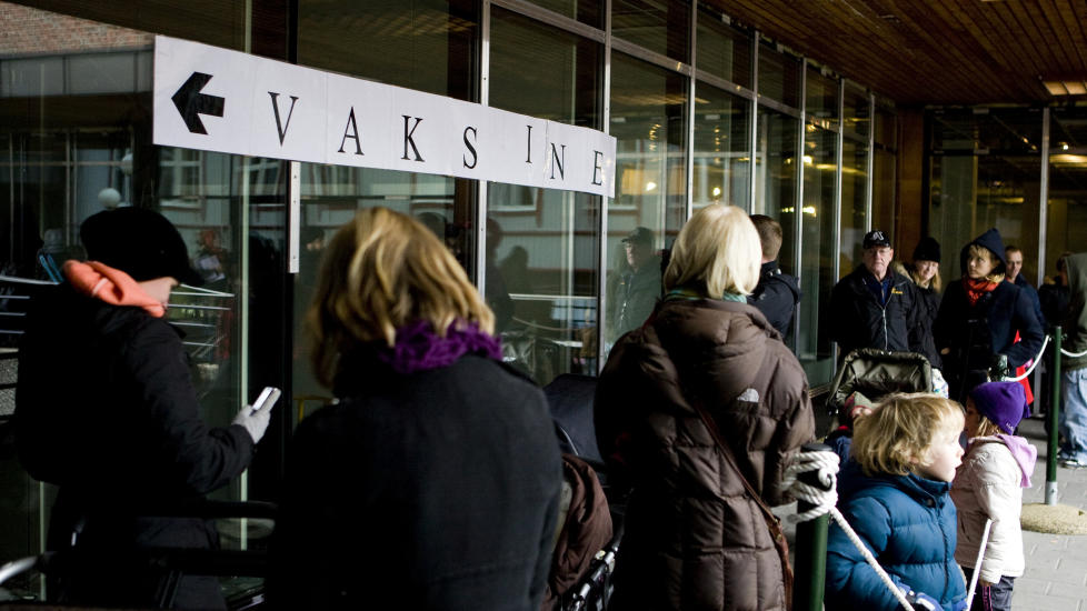  TILBAKE:  Fire personer er s� langt smittet av svineinfluensa i Norge. I fjor var det lange vaksinasjonsk�er over hele landet, og over to millioner nordmenn lot seg vaksinere. Folkehelseinstituttet ber alle som er i risikogruppen og ikke vaksinert seg enn�, om � gj�re det n�. Foto: Foto: Heiko Junge / Scanpix
