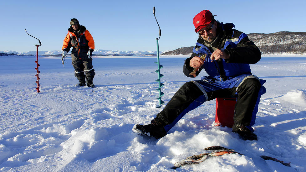 MORGENFISKE: Det beit godt om morgenen da Gunnar Bratterud (48) (foran t.h.) og Tore Hansen (55) trosset minus 28 grader. Foto: OLE C.H. THOMASSEN