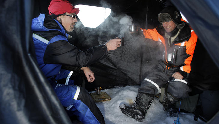 VARMESTUE: I 28 kuldegrader er det godt � s�ke tilflukt i teltet med rykende varm kaffe. Foto: OLE C.H. THOMASSEN