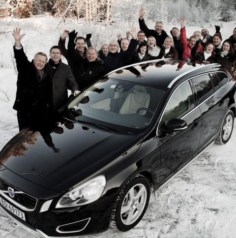�RETS BIL: Volvo V60 ble �rets bil 2011. Her jubler de Volvo Norge-ansatte for seieren utenfor lokalene p� Kolbotn. Foto: SVEINUNG U. YSTAD