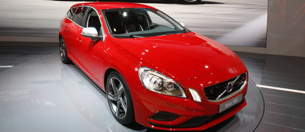 P� UTSTILLING: Den nye Volvo V60 viser seg fram p� den store bilmessa i Paris i oktober. Foto: AP Photo/Michel Euler