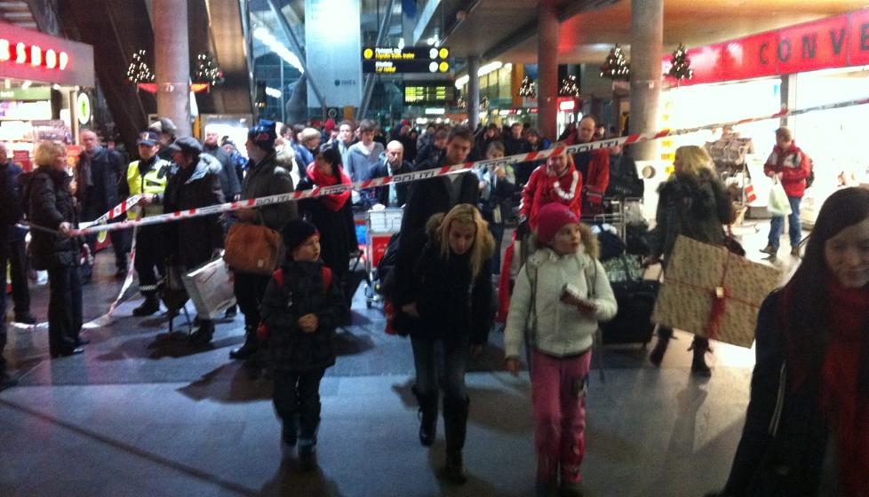 EVAKUERT: Gardermoen stasjon er evakuert etter bombetrussel. All togtrafikk til Gardermoen er stengt. Foto: Leserbilde