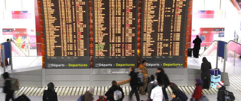 Tusenvis av reisende strandet i Paris