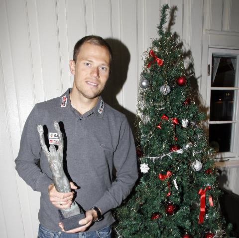 STOLT: - Det er en �re � motta Folkets Idrettspris, sier Thor Hushovd med statuen gjort av Nico Wideberg i hendene.Foto: Tormod Brenna/Dagbladet