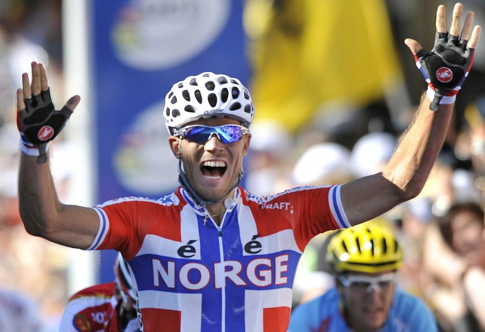 �YEBLIKKET: Thor Hushovd strekker armene i v�ret som verdensmester 2010. Prestasjonen i Australia gikk rett hjem hos det norske folk.Foto: SCANPIX/EPA/JOE CASTRO
