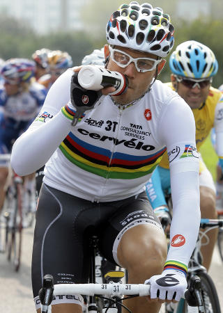 REGNBUETILV�RELSE: Thor Hushovd blir godt synlig i neste �rs sykkelritt med den regnbuefargede verdensmestertr�ya.Foto: SCANPIX/REUTERS/Alessandro Garofalo