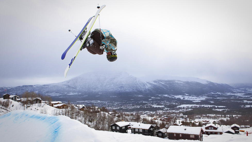 OPPDALSSVEV: Oppdal har noe � by p� for enhver smak, og mange framhever de gode mulighetene for frikj�ring. Her er Peder Haugmo Hoel (23) i et luftig hopp.  Foto: OLE MORTEN MELG�RD