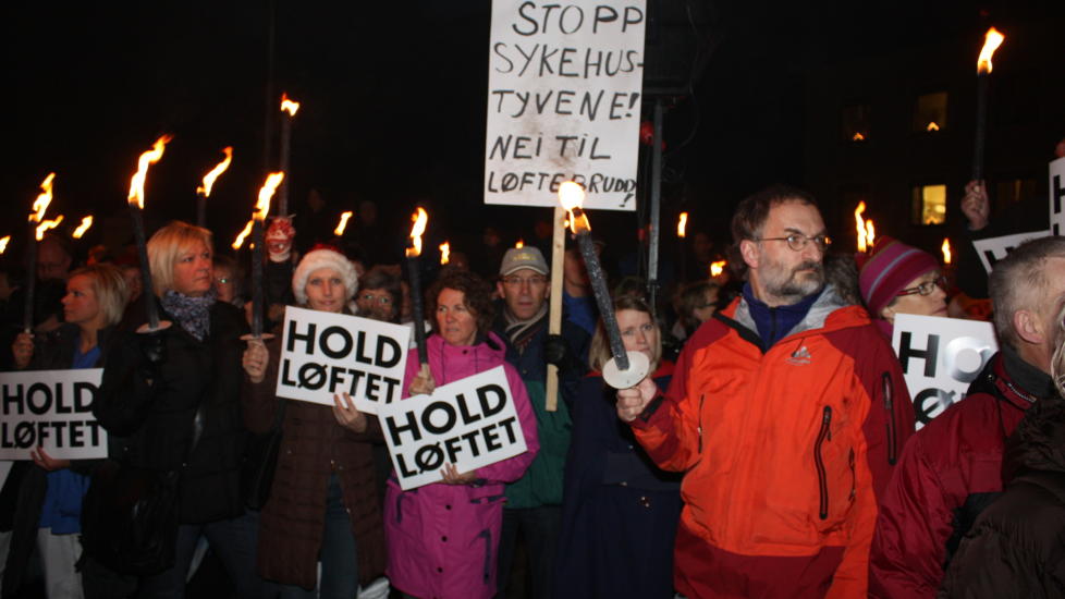 VIL HA SYKEHUS: Helseminister Anne-Grete Str�m-Erichsen ble buet ut av demonstranter da hun bes�kte Molde tidligere denne m�neden. Mange frykter at regjeringen vil skrinlegge planene om � bygge nytt sykehus i byen. Lokalsykehusene er viktige hj�rnesteinsbedrifter i lokalsamfunnene, skriver kronikkforfatteren. Foto: Scanpix