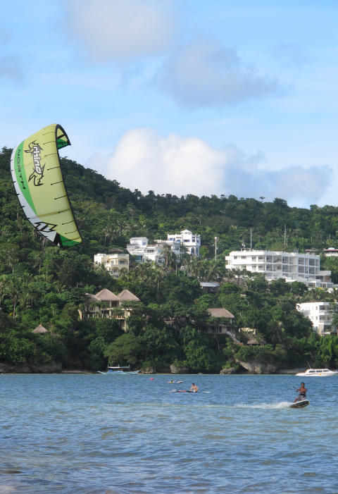 ACTION: Det er perfekte vindforhold for kiteboardere og surfere p� Bulabog Beach, �st p� �ya. Foto: Eugene Brandal Laran