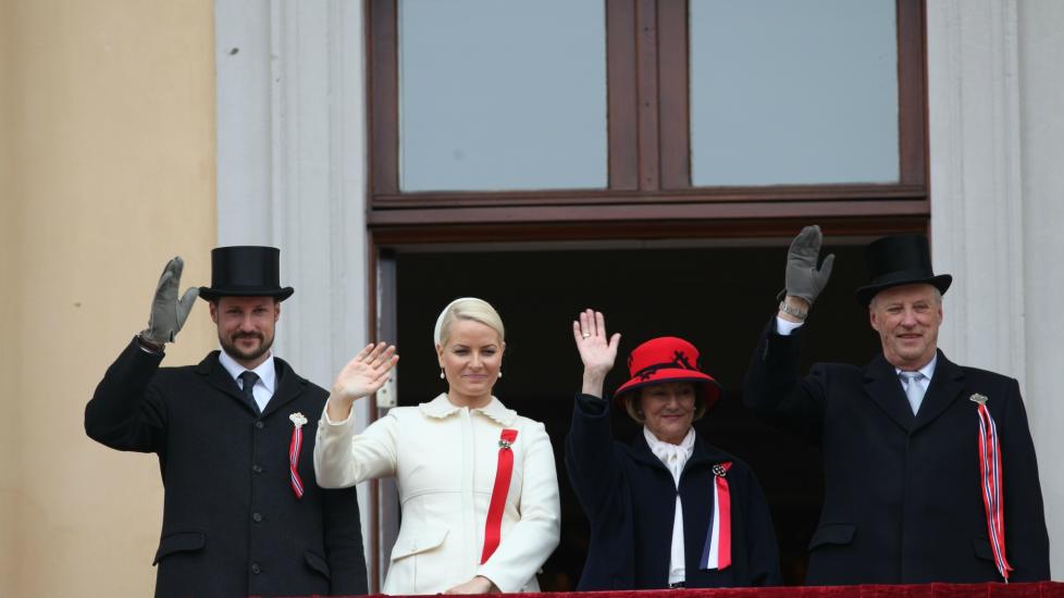 P� DEMOKRATI-TOPPEN: P� en ny demokrati-indeks kommer Norge p� f�rsteplass med 9.80 av 10 mulige poeng. Her ser man kongefamilien som hilser det norske folk 17.mai i �r. Foto: SARA JOHANNESSEN/SCANPIX