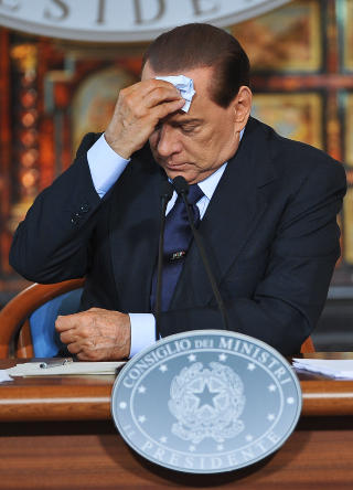 SVEKKET: Italia blir i demokrati-indeksen ikke lengre regnet som et egnet som �fullverdig demokrati�, men blir n� kategorisert som et �svekket demokrati�. Her ved Italias statsminister Silvio Berlusconi. Foto: SCANPIX