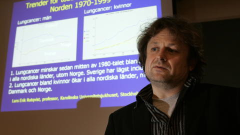 VIL AVLIVE MYTENE: Forskningsleder Karl Erik Lund ved SIRUS mener det eksisterer mange feiloppfatninger om r�ykeslutt. Foto: Tom E. �sthuus/Dagbladet.