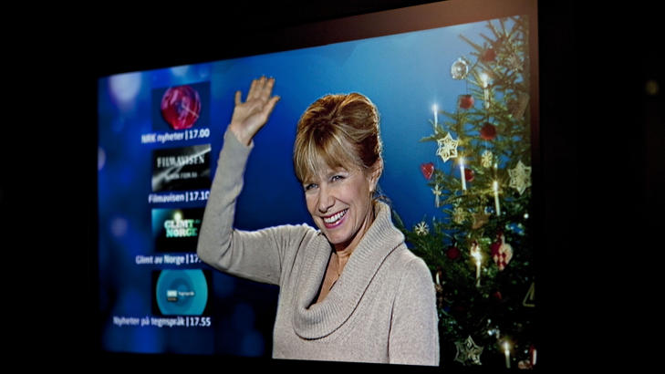 �HEI, DAGBLAD-LESERE�: Her hilser Gunvor Hals til Dagbladets lesere fra NRK-studio. Juletreet er lagt p� for anledningen. Foto: Lars Eivind Bones