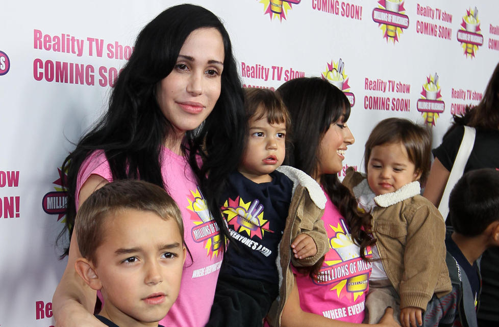 PORNOST�TTE: Reality-kjendisen og fjortenbarnsmoren Nadya Suleman (35) f�r hjelp fra uventet hold for � beholde familiehjemmet. N� vil sjefen i pornofilmselskapet Vivid Entertainment, Steve Hirsch, kj�pe huset til Suleman. Foto: Stella Pictures