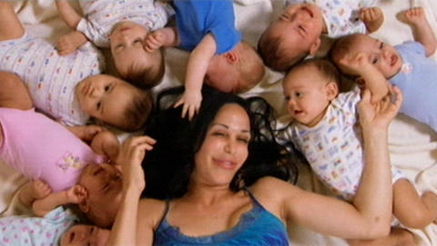 FIKK �TTLINGER: Nadya Suleman lagde rabalder da hun fikk �ttlinger ved hjelp av kunstig befruktning i 2009. Det til tross for at hun hadde seks barn fra f�r, var arbeidsuf�r og skilt fra ektemannen. Foto: Stella Pictures