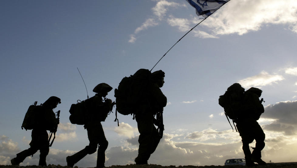 �NSKER FRED: Israelske soldater p� vei tilbake fra Gaza etter et oppdrag 18. januar 2009. Mange av soldatene �nsker en slutt p� okkupasjonen av de palestinske omr�dene, skriver kronikkforfatteren. Foto: SCANPIX