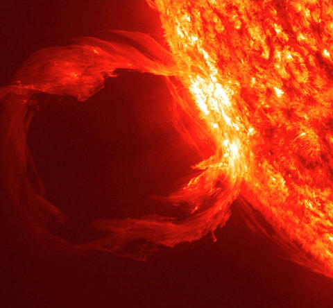 HISSIGE: Utbrudd på Sola kaster høyenergipartikler i høy hastighet ut i rommet. Disse kan føre til store problemer for jordlig elektronikk, særlig satellitter som går i bane. Foto: NASA SDO/SCANPIX