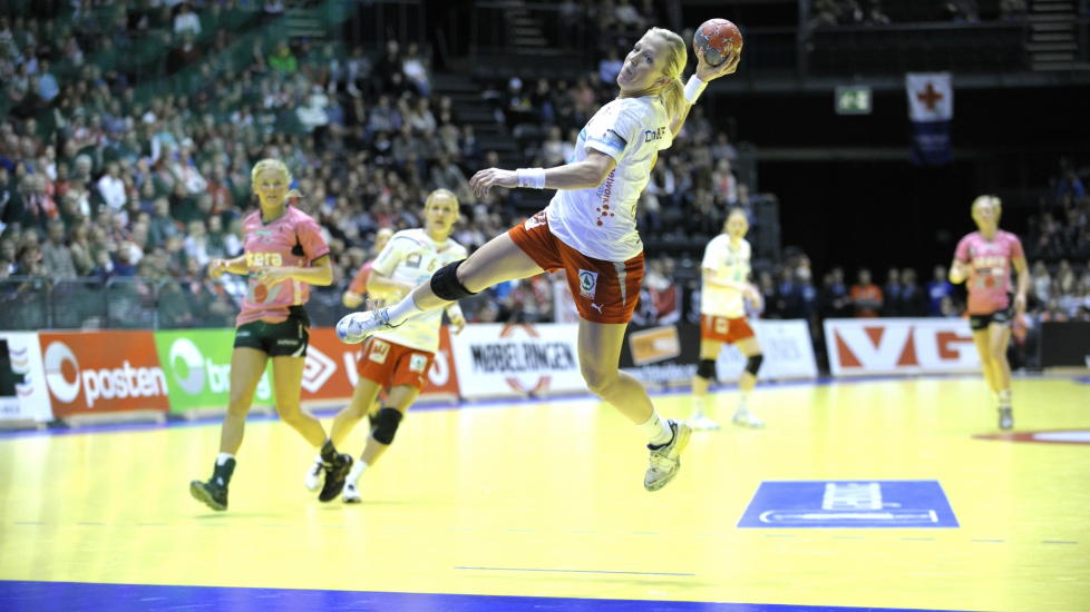 SISTE SESONG FOR LARVIK: Heidi L�ke scoret �tte m�l da Larvik i g�r knuste V�g Vipers 31-18 i cupfinalen. De neste to sesongene spiller hun i ungarske Gy�r. Foto: Aleksander Andersen / Scanpix