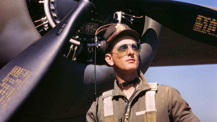 KODACHROME OG KRIGEN: Mange spektakul�re fargebilder fra andre verdenskrig er laget ved hjelp av Kodachrome. Her et utsnitt fra et fire ganger fem tommers Kodachrome filmblad. Foto: Alfred Palmer for the Office of War Information.