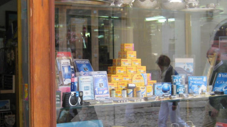 LESEREBILDE: Ved bes�k i Mostar &mdash; ved gamlebrua &mdash; i oktober i �r s� jeg denne stabelen med Kodak-film i et butikkvindu. Jeg m�tte bare ta et bilde for jeg regner ikke med � se en slik vindusutstilling i fremtiden. 
  
Med hilsen 
Kirsti Foss