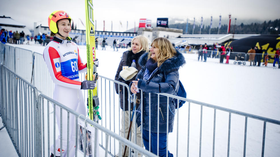 KRY: Tom Hildes mamma Tone (til h�yre) var p� plass i Garmisch-Partenkirchen i ettermiddag. At s�nnen vant kvalifiseringen til Nytt�rshopprennet, satte en ekstra spiss p� opplevelsen.