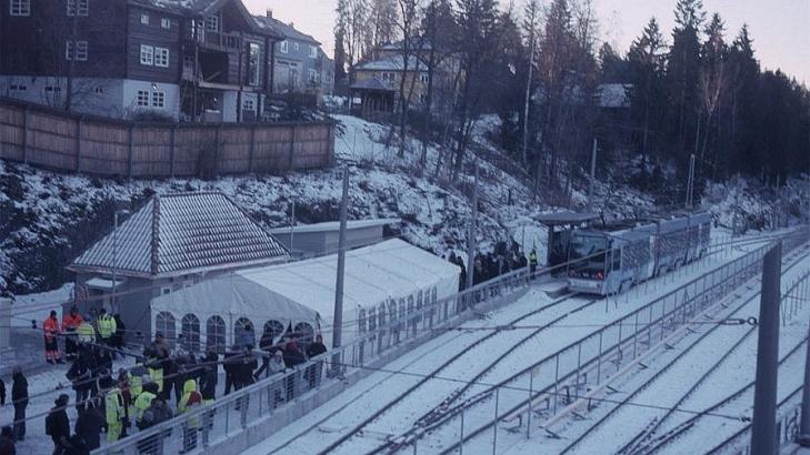 INNSENDT AV: Roar G. Nilsson som skriver: Kodakchrome 64: Gjen�pning av trikk og bane til Jar 1. desember 2010. FOTO Roar G. Nilsson