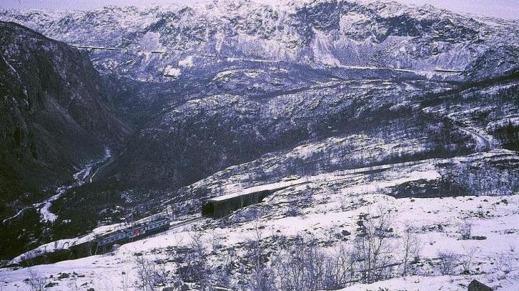 INNSENDT AV: Roar G. Nilsson som skriver: Kodakchrome 200 var fin til bilder ved d�rlige lysforhold. 
Ofotbanen ved Narvik i Nordland, november 2002. FOTO: Roar G. Nilsson